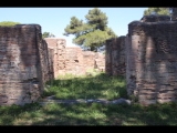 07095 ostia - regio i - insula xii - botteghe (i,xii,7) - westseite - 2. raum von sueden - bli ri osten - 06-2024.jpg